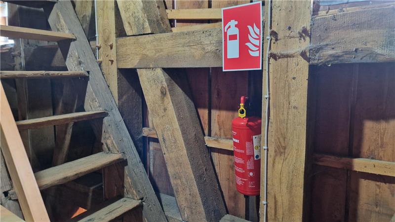 „Mein größter Albtraum wäre es, meine eigene Kirche zu löschen“ Seit dem Wechsel im Kirchenvorstand gibt es zwölf Feuerlöscher in der Altenauer Kirche, mittlerweile auch unter dem Dach.