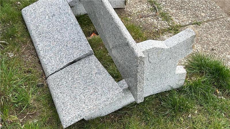 Seit dem Wochenende ist auch eine der massiven Granitbänke kaputt. Nicht der erste Fall in Harlingerode.