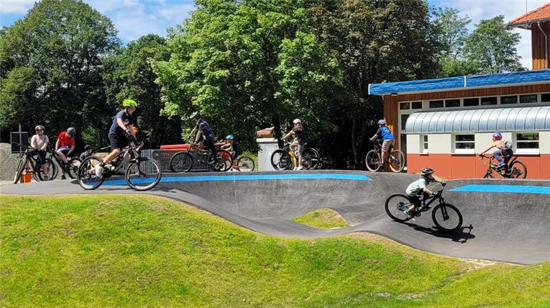Neues Spielgerät am Alten Bahnhof braucht noch Zeit Seit dem ersten Tag nehmen die Jugendlichen den Pumptrack gut an.