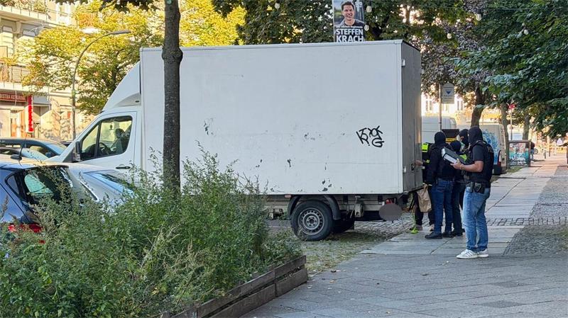 Schusswaffengewalt - Durchsuchungen in der Hauptstadt Seit dem frühen Morgen werden in ganz Berlin Razzien wegen des Verdachts auf illegalen Schusswaffenhandel durchgeführt. (Symbolbild)