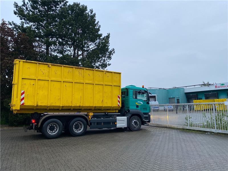 Seit den frühen Morgenstunden rollen gelbe Container auf das Gelände in Posthof. Foto: Kasemir