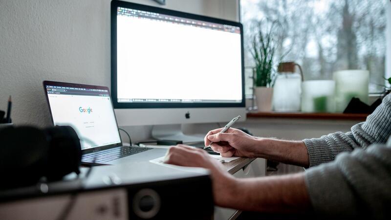 Seit der Corona-Pandemie hat sich das Homeoffice fest etabliert. (Archivbild)