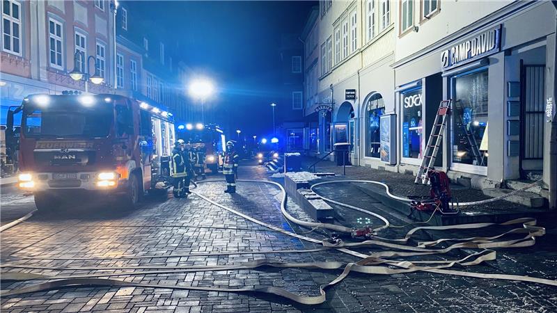 Seit der Nacht ist die Feuerwehr am Marktplatz im Einsatz. Foto: Eikhorst