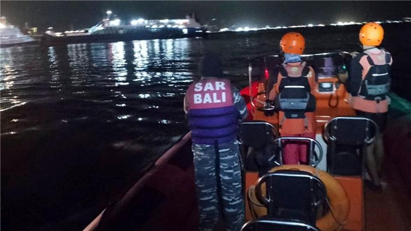 Fähre sinkt vor Bali: Dutzende Menschen im Meer vermisst Seit der Nacht suchen Einsatzkräfte nach Überlebenden.