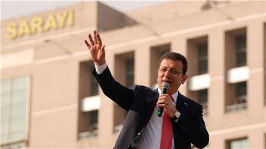 Seit der Verhaftung des CHP-Politikers Imamoglu gibt es immer wieder Razzien gegen Anhänger der größten Oppositionspartei in der Türkei. (Archivbild)