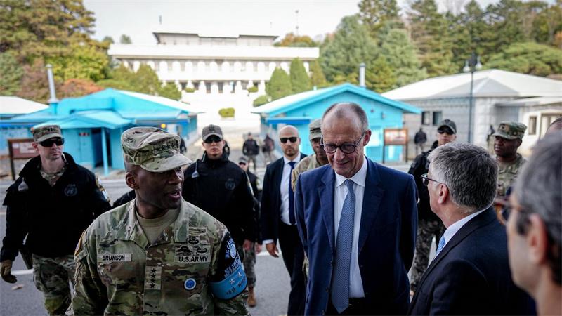 Besuch an der Grenzlinie: Merz hofft auf Einheit Koreas Seit der deutschen Wiedervereinigung gab es nur drei Kanzlerbesuche an der Grenze.