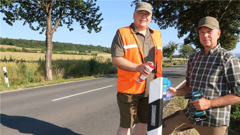 Pflege, Jagd und Jägerlatein: Rundgang durch das Heißumer Jagdrevier Seit die Kombination aus Wildwarnreflektoren und Duftstoffen angebracht wurden, gibt es auf der Kreisstraße keine Wildunfälle mehr.