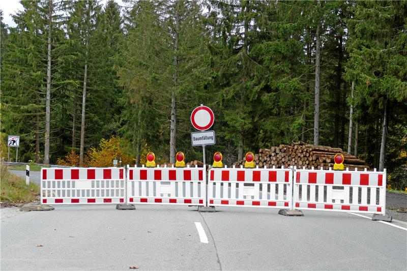 Seit diesem Montag regelt eine Ampel den Verkehr auf der B 498 im Okertal. Ob die Straße in den kommenden Tagen und Wochen auch gesperrt werden muss, ist derzeit unklar. Foto: Archiv