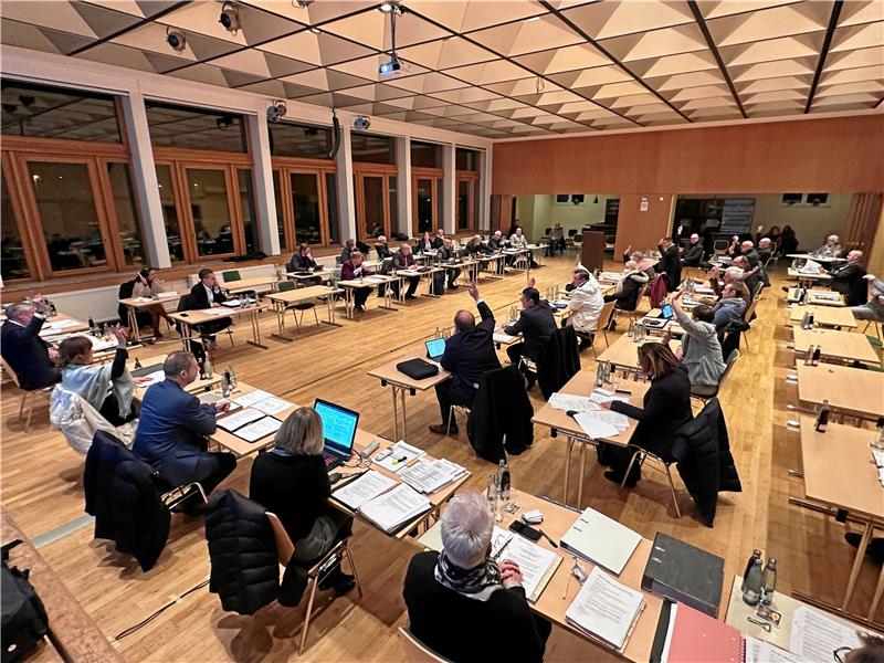 Seit drei Jahren tagt der Rat im Freizeitzentrum. Nun im Rathaus. Dort dürfte die Frage der Sitzordnung spannend werden, da es schon eineinhalb Jahre nach der Wahl neue Konstellationen gibt: Fadime Özdemir (hinten links) bändelt mit der CDU-Gruppe an, Andreas Baake (schräg vor ihr) gehört nun auch offiziell zur SPD/FDP.  Fotos: GZ-Archiv