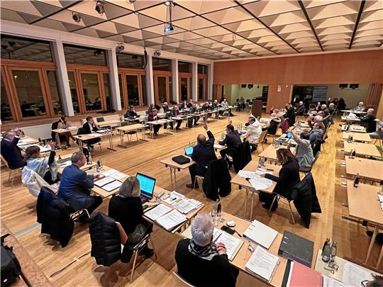 Seit drei Jahren tagt der Rat im Freizeitzentrum. Nun im Rathaus. Dort dürfte die Frage der Sitzordnung spannend werden, da es schon eineinhalb Jahre nach der Wahl neue Konstellationen gibt: Fadime Özdemir (hinten links) bändelt mit der CDU-Gruppe an, Andreas Baake (schräg vor ihr) gehört nun auch offiziell zur SPD/FDP.  Fotos: GZ-Archiv