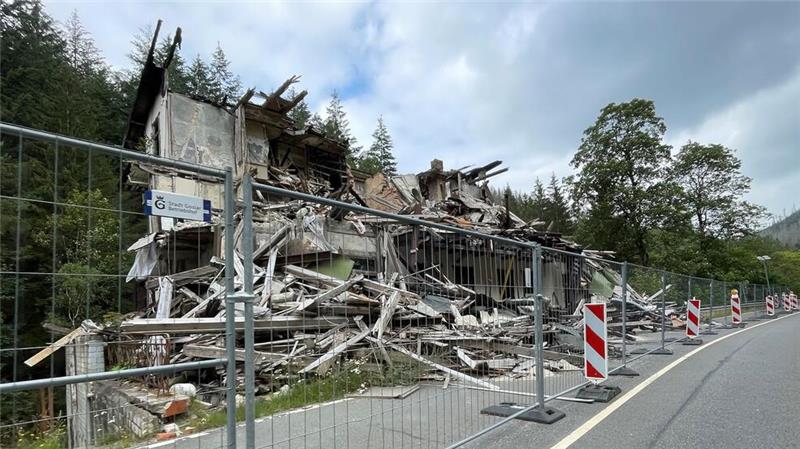 Jahrestag im teuren Theater um eine Brandruine Seit einem Jahr blockiert der Schutt der abgebrannten "Villa Helene" die Bundesstraße bei Romkerhall.