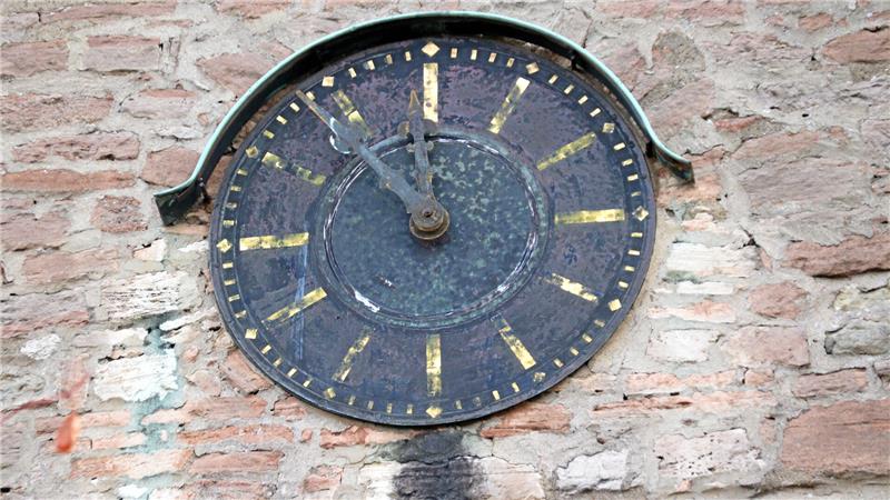 Uhr am Kirchturm in Beuchte.