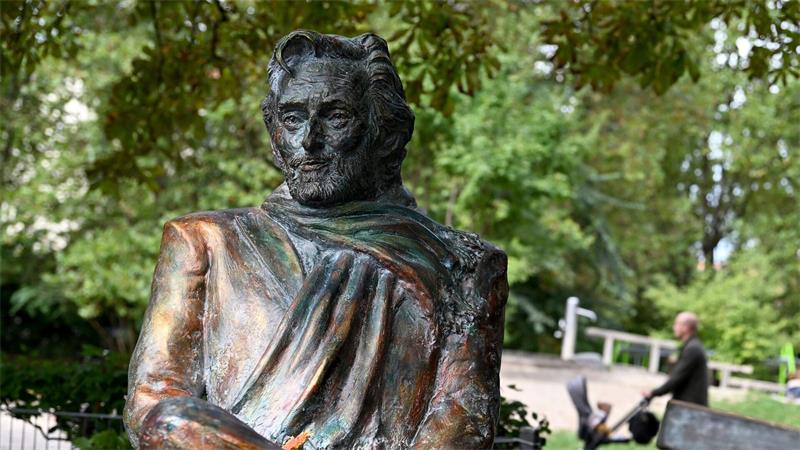 40 Jahre „Kir Royal“ – Der Kult um Münchens Schickeria Seit einigen Jahren erinnert eine Bronzestatue an den berühmten Münchner Filmemacher Helmut Dietl. (Archivbild)