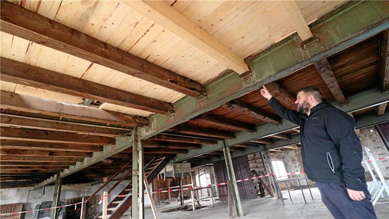 Lost Place: Hoffnung für denkmalgeschützte Gebäude in Schladen Ein Mann deutet auf eine neue Decke in einem alten Gebäude.