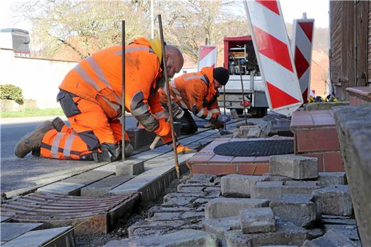 Seit einigen Tagen laufen die Arbeiten im Randbereich der Ortsdurchfahrt, um die Gossen zu regulieren und neu zu pflastern. An dieser Wanderbaustelle wird der Verkehr per Ampelsteuerung einspurig vorbei geleitet.  Fotos: Gereke