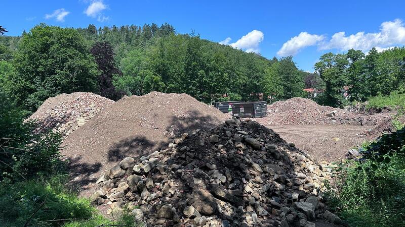 Bagger am Harzburger Hof: Kommt jetzt das neue Grandhotel? Seit einigen Tagen sind auf dem Gelände des ehemaligen Hotels Harzburger Hof Bagger am Werk. Sie beseitigen die letzten Überbleibsel des ehemaligen Grandhotels.