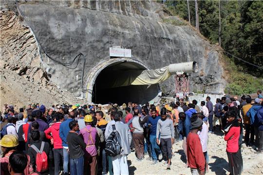 Seit einigen Tagen versuchen Rettungskräfte in Indien, breite Rohre durch die Trümmer zu bohren, um die  Arbeiter zu befreien.