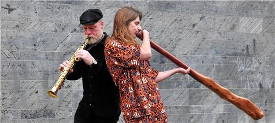 Seit etwa 2007 musizieren Winfried Völlger (Jahrgang 1947/ Sopran-Saxophon) und Erik Knäschke (Jahrgang 1970/ Didgeridoo) zusammen. Spontanes Spiel und Improvisation sind die wesentlichen Arbeitsweisen der beiden Musiker. Foto: Privat
