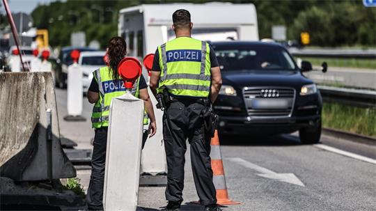 Seit fast zwei Jahren gibt es auf Anweisung der Bundesregierung trotz des Schengen-Vertrags wieder stationäre Grenzkontrollen, so wie hier an der A3 bei Elten an der Grenze zu den Niederlanden. (Symbolbild)