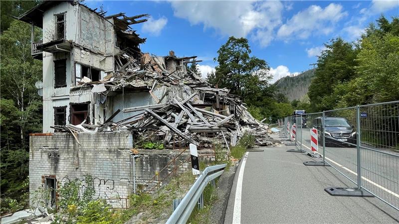 Seit fast zwei Jahren ist die Bundesstraße an der zerstörten Villa Helene halbseitig gesperrt. Nach wiederholten Verschiebungen sollte der Abriss nunmehr Anfang August beginnen. Aber auch dieser Termin ist inzwischen wohl Makulatur.