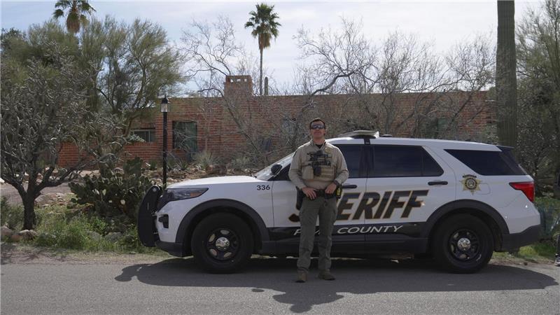 Seit fast zwei Wochen sind neben vielen Medienvertretern Einsatzkräfte der Polizei vor dem Haus der verschwundenen Rentnerin Nancy Guthrie dauerhaft präsent. 