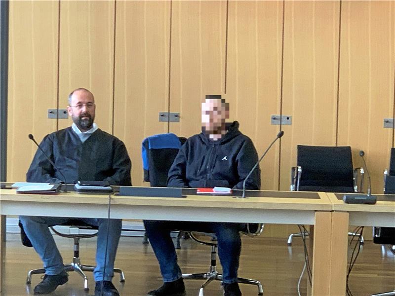 Seit gestern muss sich ein 23-Jähriger (r.) vor dem Schwurgericht dafür verantworten, dass er mit Axt und Machete auf seinen Betreuer losgehen wollte. Foto: Klengel