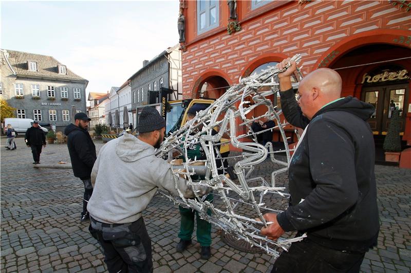 Seit gestern wird der Marktplatz für den Weihnachtsmarkt, der am 23. November beginnt, festlich geschmückt.