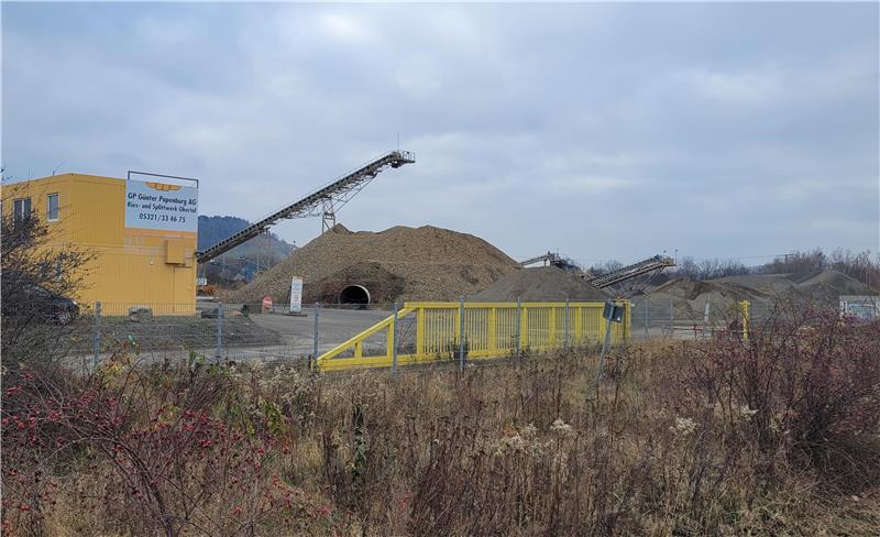 Das Bild zeigt das Kieswerk an der Immenröder Straße bei Harlingerode. Zu sehen ist unter anderem das große Förderband, unter dem sich noch ein Restvorkommen befindet.