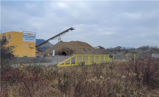 Das Bild zeigt das Kieswerk an der Immenröder Straße bei Harlingerode. Zu sehen ist unter anderem das große Förderband, unter dem sich noch ein Restvorkommen befindet.