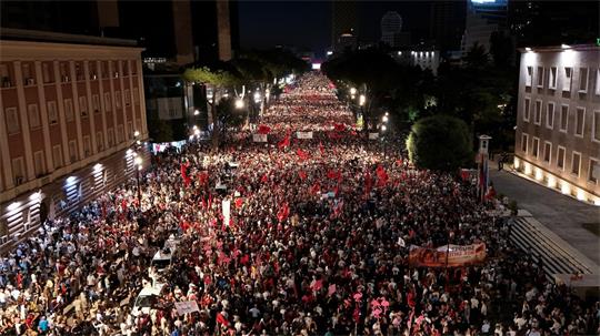 Seit gut 40 Tagen demonstrieren in Tirana große Menschenmengen gegen ein Tourismusprojekt in einem Naturschutzgebiet an der Adria. (Archivbild) 