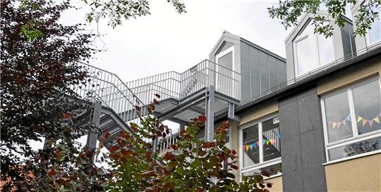 Seit gut fünf Jahren führt aus dem Dachgeschoss des Anbaus eine stählerne Fluchttreppe nach außen. Seitdem darf die Goetheschule dort Ganztagsbetreuung anbieten. In den nächsten Jahren soll die Etage jedoch einen weiteren, dringend benötigten Klassenraum beherbergen. Archivfoto: Heine