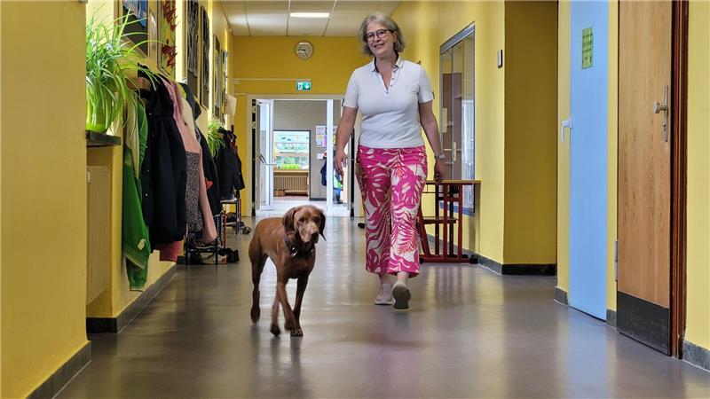 Bad Harzburger Kinder haben einen Schulfreund auf vier Beinen Seit gut vier Jahren bringt Schulleiterin Tamara Pietscher Hündin Trudi mit in den Unterricht. Der Vierbeiner ist mittlerweile zum Profi gereift.