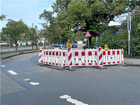 Seit gut zwei Wochen behindert dieses Loch in der Burgstraße den Verkehr erheblich. Foto: Schlegel