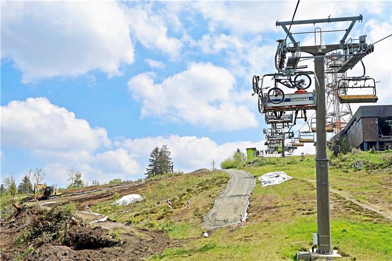 Seit gut zwei Wochen laufen die Bauarbeiten für die zweite Sommerrodelbahn auf dem Hahnenkleer Hausberg. Foto: Epping