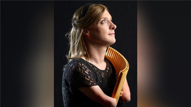Panflötistin Hannah Schlubeck möchte Zuhörer überraschen Seit ihrem sechsten Lebensjahr spielt Hannah Schlubeck Panflöte. Bis heute ist sie in Deutschland die einzige Absolventin einer Musikhochschule mit einem Konzertexamen im Hauptfach Panflöte. Fotos: Bettina Osswald