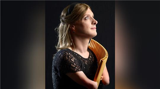 Seit ihrem sechsten Lebensjahr spielt Hannah Schlubeck Panflöte. Bis heute ist sie in Deutschland die einzige Absolventin einer Musikhochschule mit einem Konzertexamen im Hauptfach Panflöte. Fotos: Bettina Osswald
