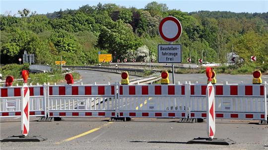 Seit knapp einem Jahr voll gesperrt, aber Abriss und Neubau lassen noch etwas auf sich warten: die marode B6-Brücke bei Salzgitter-Bad.