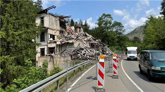 Seit mehr als 17 Monaten blockieren die Trümmer der "Villa Helene" die Bundesstraße 498 im Okertal.