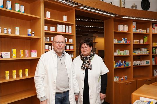 Seit mehr als drei Jahrzehnten betreiben Betina und Dietmar Albrand die Astfelder-Apotheke. Mittlerweile leeren sich die Regale: Die Arzneimittel werden abverkauft, bevor die Apotheke schließt.  Fotos: Bode