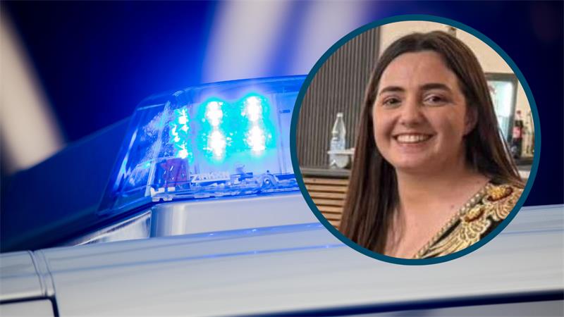 Nahaufnahme eines Polizeiautos mit blauem Blaulicht und einem eingefügten Porträt einer lächelnden Frau mit langen braunen Haaren.