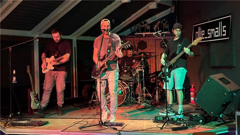 Unterwegs von Kneipe zu Kneipe, um tolle Live-Musik zu erleben Seit mittlerweile sechs Jahren stehen die vier Musiker von „ollie_smalls“ zusammen auf der Bühne und spielen Rockcover-Songs. Beim Honky-Tonk-Festival in Braunlage schaffen sie es, das Publikum im „Drink'a'Bell“ immer wieder zum Mitsingen zu animieren.
