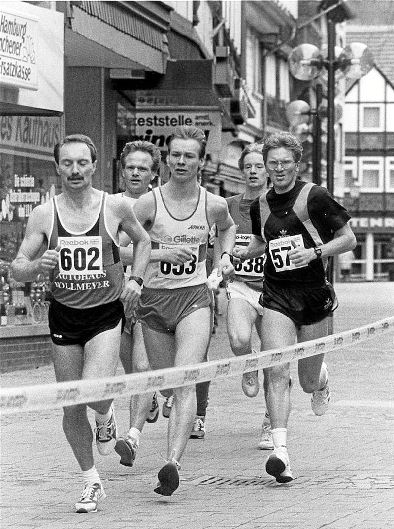 Seit nun 30 Jahren wird der Goslarer Altstadtlauf ausgetragen. Früher sah die Sportbekleidung noch ein wenig anders aus, auch der Verlauf war anders.  Foto: GZ-Archiv