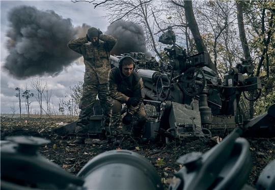 Seit nunmehr acht Monaten stellt sich die Ukraine dem russischen Militär entgegen - wobei die Kreml-Truppen nach britischer Einschätzung zunehmend hohe Risiken eingehen müssen. (Archivbild)