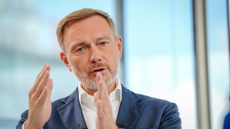 Lindner für Abschaffung telefonischer Krankschreibung Seit sie sich telefonisch krankschreiben lassen können, fehlten mehr Menschen im Job, meint Lindner. (Archivbild)