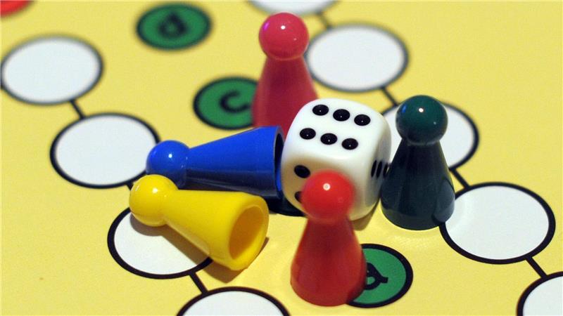 Seit über 100 Jahren ist „Mensch ärgere Dich nicht“ bei Kindern wie Erwachsenen beliebt. Der Klassiker stammt von dem indischen Brettspiel „Pachisi“ ab.