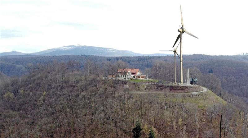 Bad Harzburg erzeugt jetzt Windstrom auf dem Burgberg Seit vergangener Woche stehen testweise die Windräder „Otto I.“ und „Otto II.“ an der Canossa-Säule.