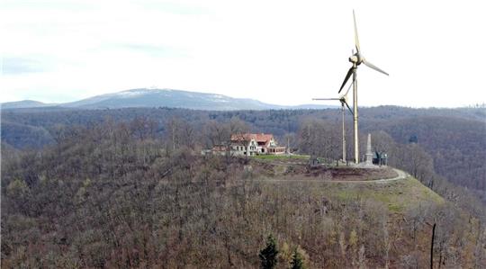 Seit vergangener Woche stehen testweise die Windräder „Otto I.“ und „Otto II.“ an der Canossa-Säule.