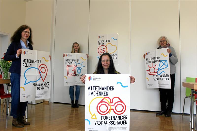 Seit vier Jahren gibt es das Mehrgenerationenhaus von Luthergemeinde und Diakonie im Haus der Kirche, jetzt freuen sich Initiatorinnen und Mitarbeiterinnen über eine Förderzusage des Bundes für weitere acht Jahre (v.l.): Pfarrerin Petra Rau, die Koordinatorinnen Levke Ermert und Kathrin Filipek (als Vertretung für MGH-Leiterin Jasmin Sterzl) und Diakonie-Außenstellenleiterin Beate Theermann. Foto: Nachtweyh