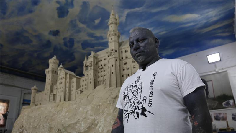 Künstler meißelt seit zehn Jahren Schloss Neuschwanstein Seit zehn Jahren arbeitet Thomas Doneis an einem Nachbau des Schlosses Neuschwanstein. Jetzt möchte der 57-Jährige sein Lebenswerk für satte 11 Millionen Euro zum Verkauf anbieten.