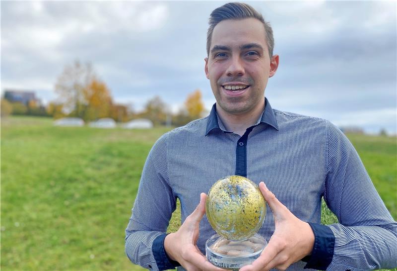 Hohegeißer gewinnt internationalen Fotowettbewerb Seit zwei Jahren lebt der gebürtige Odenwälder Steven Herrschaft in Hohegeiß. In den Händen hält er die gläserne Trophäe, mit der er in Italien ausgezeichnet worden ist. Foto: Nachtweyh